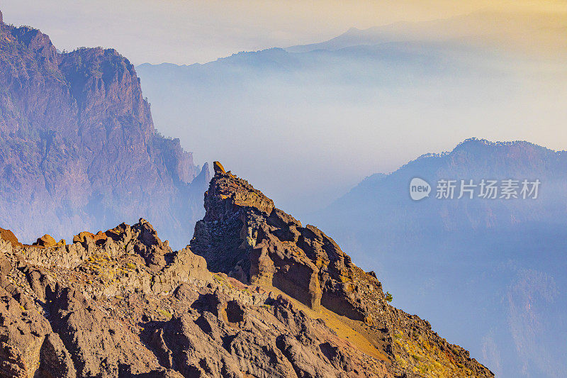 从拉帕尔马火山喷发，康伯雷Vieja喷气孔，从Roque de los Muchachos观看。天空中的灰烬